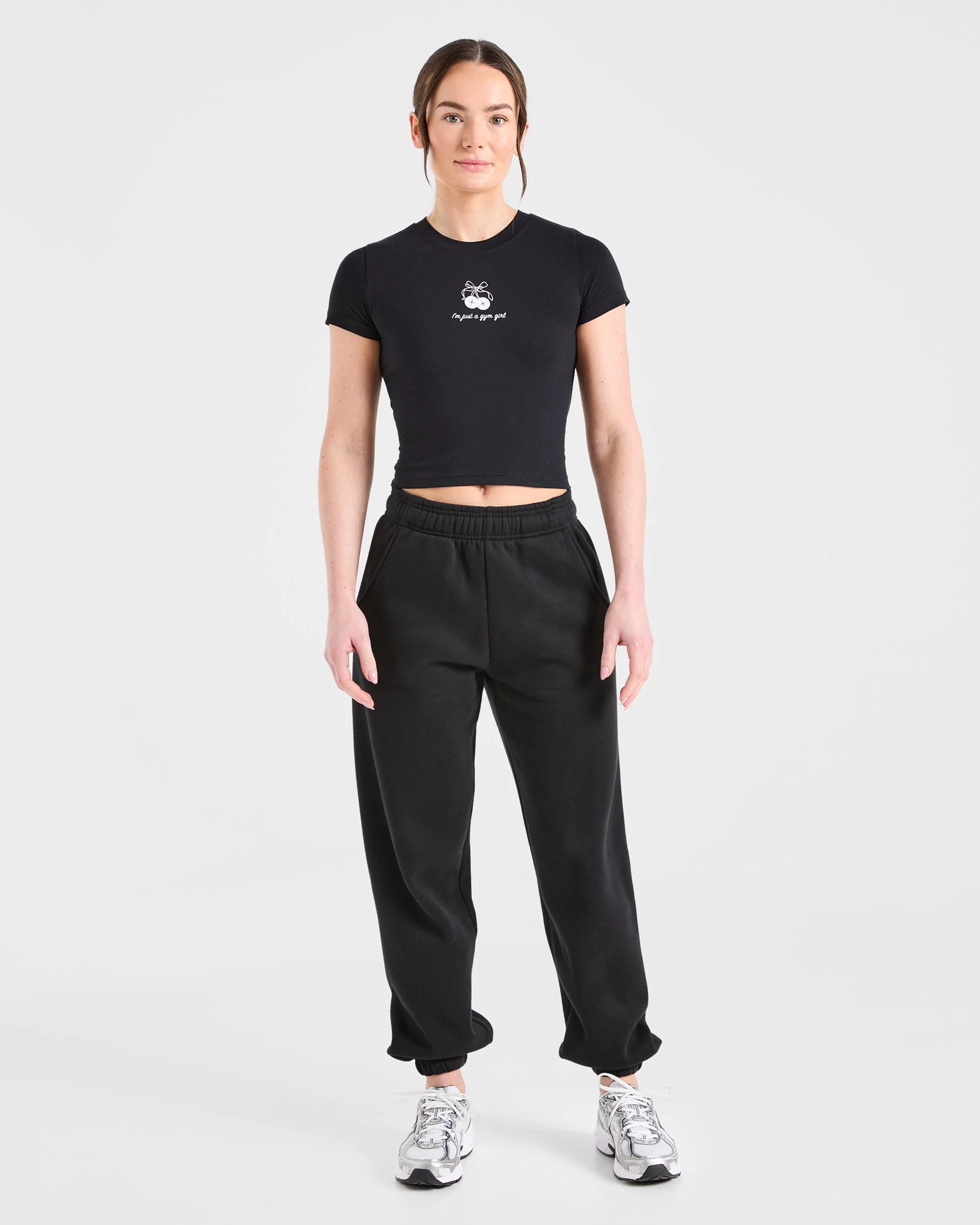Just a Gym Girl Baby Tee - Zwart - Image 3